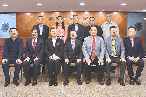 ◎ 陸炳同一行與高開賢等合照。