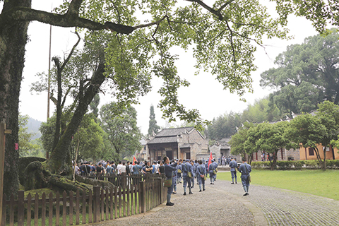 ◎ 參觀者在井岡山八角樓遊覽學習(2019年6月12日攝)。 (新華社記者 胡晨歡 攝)