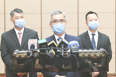 ◎ 保安司司長黃少澤接受訪問。