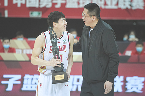 ◎ 四月十九日,在賽前頒獎儀式上,籃球名宿胡衛東(右)為獲得CBA常規賽最有價值球員的浙江稠州金租隊球員吳前頒獎杯。(新華社 江漢 攝)