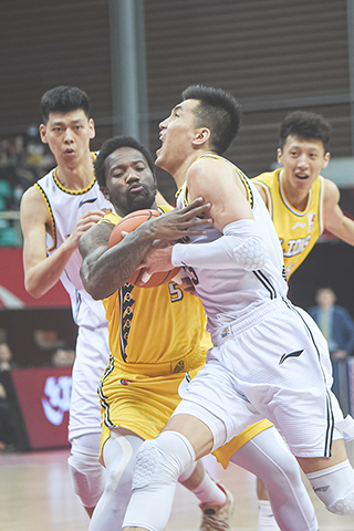 ◎ 四月十九日,遼寧本鋼隊球員郭艾倫(前右)在比賽中突破浙江廣廈控股隊球員費爾德(前左)的防守。(新華社 江漢 攝)