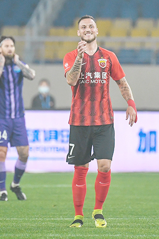 ◎ 四月二十二日,上海海港隊奧地利球星阿拿奧杜域連入三球。(新華社 李博攝)