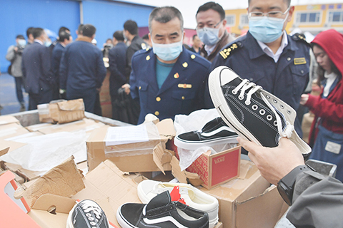 ◎ 四月二十三日,在吉林長春,一批涉中外知名品牌侵權假冒偽劣商品被集中銷毀,貨值共計一千零四十二點八七萬元人民幣。圖為現場等待銷毀的侵權假冒偽劣商品。(中新社)