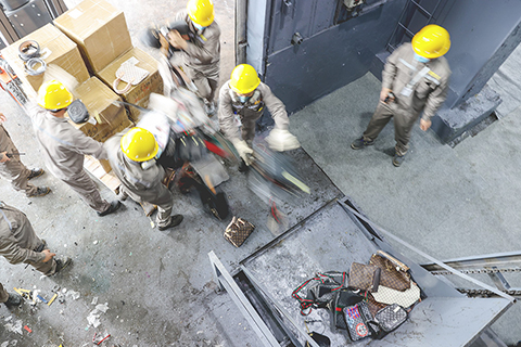 ◎ 四月二十三日,湖北咸寧,湖北危險廢物處置中心工人們正在進行銷毀作業。當日,全國打擊侵權假冒工作領導小組辦公室組織開展十六省(區、市)侵權假冒偽劣商品統一銷毀行動,主會場設在湖北省咸寧市。據統計,十六省(區、市)統一銷毀侵權假冒偽劣商品逾三十大類、二百多個品種、重量近二千噸,貨值達七億餘元。(中新社)