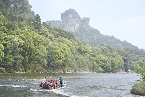 ◎ 三月廿二日,遊客在武夷山國家公園九曲溪乘竹筏遊覽。