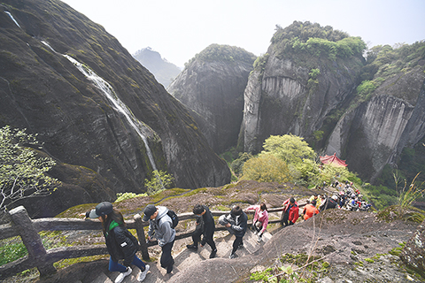 ◎ 三月廿二日,遊客在武夷山國家公園天遊峰景區登山賞景。