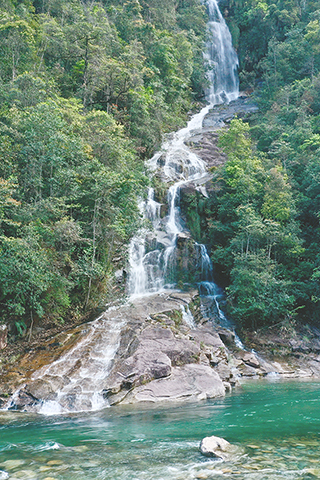 ◎ 這是二零二零年四月一日拍攝的武夷山國家公園內的瀑布清溪(無人機照片)。