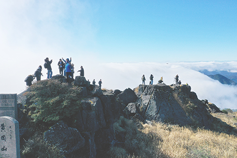 ◎ 二零二零年十二月一日,人們在雲霧繚繞的武夷主峰黃崗山山頂眺望(無人機照片)。