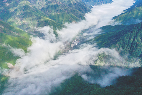 ◎ 二零二零年十二月一日,武夷斷裂帶峽谷內雲霧繚繞,村莊若隱若現(無人機照片)。