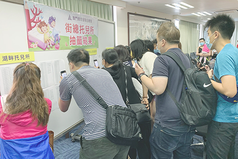 ◎ 不少家長到場了解抽籤結果。