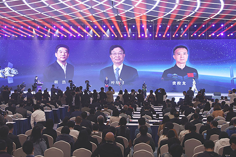 ◎ 四月二十四日,以「揚帆起航逐夢九天」為主題的二0二一年「中國航天日」啟動儀式暨二0二一年中國航天大會開幕式在江蘇南京舉行。圖為胡浩、葉培建、費俊龍被聘為中國航天公益形象大使。(中新社)