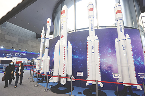 ◎ 四月二十四日,「揚帆起航逐夢九天」中國航天日科普宣傳周暨「航天放飛中國夢」科普巡展活動在江蘇省南京市開展。科普區域展出了重大航天工程航天器模型、實物展品等。月球樣品實物及嫦娥五號返回艙、降落傘等實物首次在京外展出。圖為展出的長征系列火箭模型。(中新社)