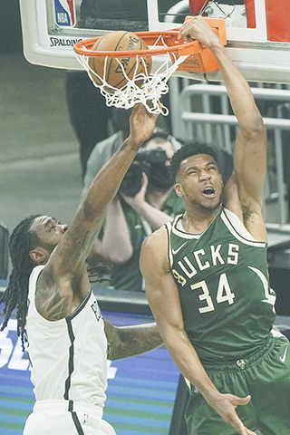 ◎ 字母哥左手潚灑入樽,左為網隊攻入十分的迪安祖佐敦。(美聯社)