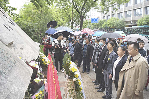 ◎ 五月三日,民眾悼念「五三慘案」遇難同胞。當日,濟南市社會各界人士在趵突泉畔的「五三慘案」紀念堂,舉行「五三慘案」九十三周年紀念活動。(中新社)