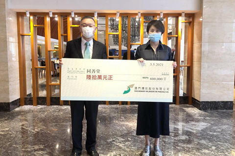 ◎ 梁安琪將六十萬元善款支票轉交崔世平接收。