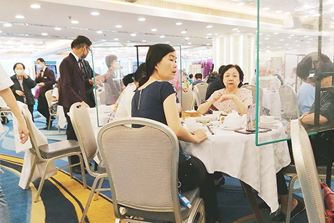 ◎ 五月九日,是疫下第二個母親節。香港市民母親節多會買鮮花送給母親或一家人外出用膳團聚慶祝。香港新冠疫情放緩下的母親節氣氛濃厚。(香港中通社)