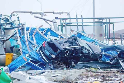 ◎ 五月十四日晚,武漢蔡甸區突發九級龍捲風,導致部份村灣房屋受損,大量樹木折斷,部份工棚倒塌。截至十五日四時三十分,因災死亡六人,受傷二百一十八人;倒塌民房二十七戶八十五間,損壞民房一百三十戶四百間、塔吊兩座、臨時工棚八千平方米。圖為十五日,現場一處工地上受損的車輛。(中新社)