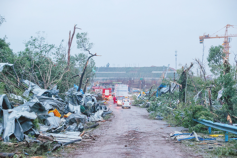 ◎ 圖為十五日,龍捲風過境後的當地公路。(中新社)