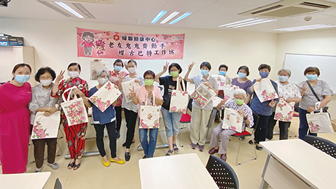 ◎ 婦聯頤康長者享受拼貼樂趣。