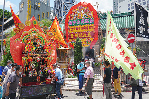◎ 五月十九日(農曆四月初八)是佛誕日,也是香港傳統民間節日「譚公誕」。當天,眾多善男信女來到香港筲箕灣譚公廟敬神祈福,祝願家人平安健康。香港疫情近期明顯緩和,但「限聚令」等社交距離措施仍生效中,譚公廟取銷了譚公誕舞龍舞獅大巡遊等大型慶祝活動,並限制入廟人數,信眾進廟前須掃描「安心出行」二維碼,進廟後須全程佩戴口罩。圖為當地鄉親抬著神像花牌前來敬神祈福。(中新社記者張煒攝)