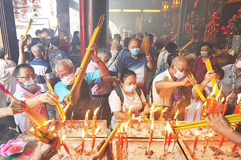 ◎ 五月十九日(農曆四月初八)是佛誕日,也是香港傳統民間節日「譚公誕」。當天,眾多善男信女來到香港筲箕灣譚公廟敬神祈福,信眾在廟內燒香祈福。(中新社記者張煒攝)