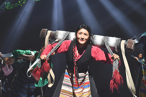 ◎ 演員在新編藏戲《次仁拉姆》中表演。