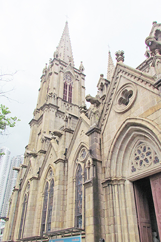 ◎ 哥特式建築尖塔为空心的八角形錐體