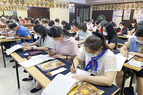 ◎ 抄經班學員端身正坐,專注抄寫《佛說阿彌陀經》。圖╱人間社記者顏幗貞