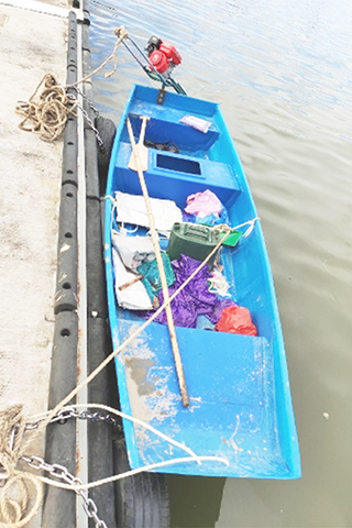 ◎ 關員截獲用作偷渡的纖維艇。