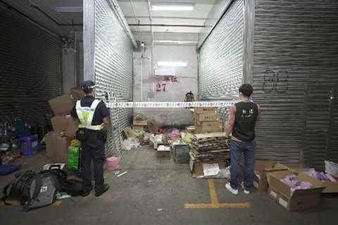 ◎ (上)由車位改裝而成之涉案店舖。(下) 涉案人士被帶走調查。