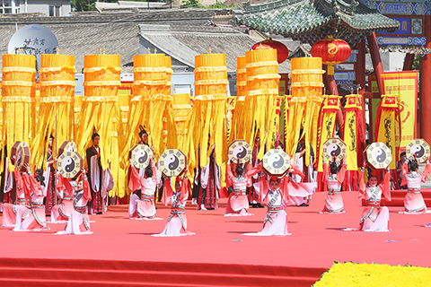 ◎ 六月二十二日,二0二一(辛丑)年公祭中華人文始祖伏羲大典在甘肅天水伏羲廟廣場舉行。圖為樂舞告祭。(中新社記者高展攝)