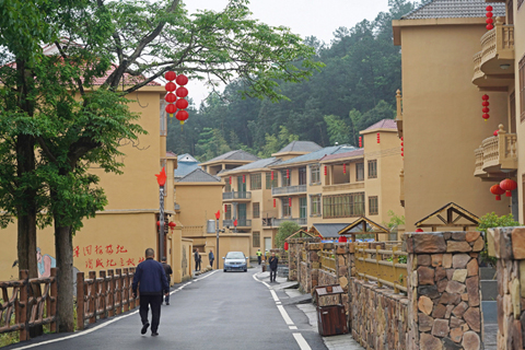 ◎ 遊客在位於井岡山市古田村的研學基地遊覽(四月二十八日攝)。(新華社記者萬象攝)