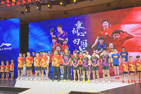 ◎ 六月二十三日晚,中國國家乒乓球隊比賽裝備發佈會在山東威海南海國家乒乓球訓練基地舉行。發佈會揭曉中國乒乓球隊奧運戰袍「龍服」;即將出征東京的國乒隊員悉數登場,上身演繹全新「龍服」,整裝待發續寫輝煌。(中新社記者 王嬌妮 攝)