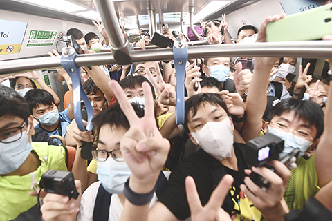 ◎ 六月二十七日,港鐵屯馬線於早上五時五十分正式全線通車,鐵路迷登上屯馬線頭班車,見證正式通車。(中新社記者 李志華 攝)