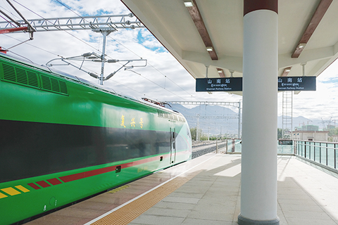 ◎ 圖為6月21日,試運行的復興號從山南火車站駛出。(中新社記者江飛波攝)