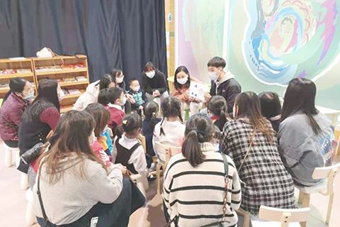 ◎ 怪老樹劇團於社區中心舉辦繪本故事劇場。