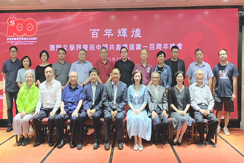 ◎ 吳志良與文學界一眾合照。