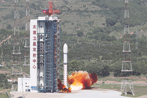 ◎ 北京時間七月三日十時五十一分,中國在太原衛星發射中心用長征二號丁運載火箭,成功將吉林一號寬幅01B衛星送入預定軌道,發射任務獲得圓滿成功。此次任務還搭載發射三顆吉林一號高分03D衛星和星時代-10衛星。此次任務是長征系列運載火箭的第三百七十六次飛行。(香港中通社)