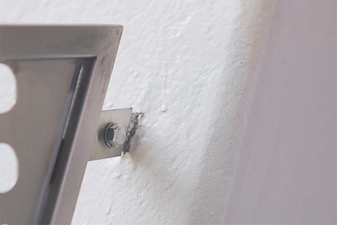 ◎ 空中走廊圍欄接口、角位觸感鋒利,天橋使用者有一定刮傷風險。