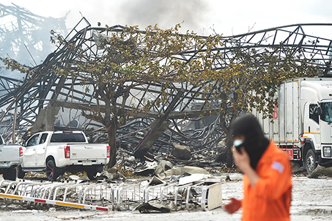 ◎ 圖為七月五日,一名消防員在泰國北欖府的爆炸現場工作。(新華社)