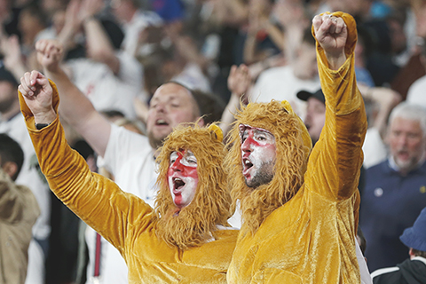 ◎ 7月7日,英格蘭隊球迷在看台上慶祝球隊獲勝。(新華社記者 韓岩 攝)