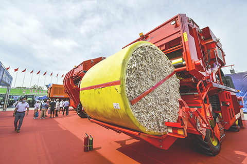 ◎ 七月十一日,二0二一新疆農業機械博覽會(新疆農機展)在位於烏魯木齊市紅光山的新疆國際會展中心開幕。新疆作為中國重要的棉花主產區之一,多家企業攜最新款採棉機前來參展,棉花全程機械化展區成為本屆農機展競爭最為激烈的擂台區。(中新社)