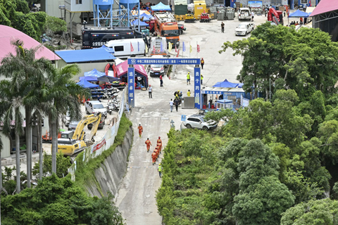 ◎ 一隊消防人員進入石景山隧道施工現場。(中新社記者 陳驥旻 攝)