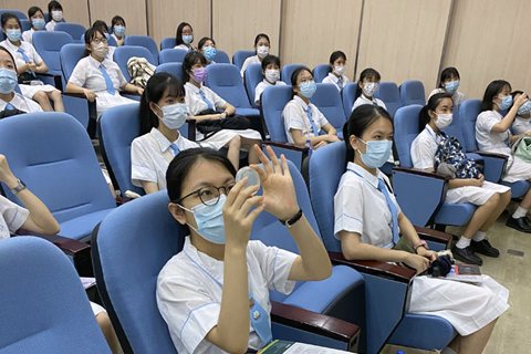 ◎ 學生觀看線蟲。