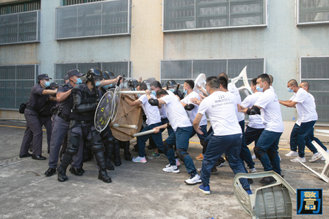 ◎ 《警民同心》「迅雷聯合行動二0二一」中,模擬在囚人不滿聯歡會被終止而鼓噪鬧事。