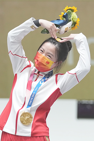 　◎ 昨日，在東京奧運會射擊女子十米氣步槍決賽中，中國選手楊倩奪冠，贏得東京奧運會首枚金牌。圖為楊倩在頒獎儀式上。（新華社記者 鞠煥宗攝）