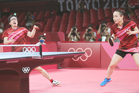 ◎ 七月二十六日,水谷隼(左)/伊藤美誠在比賽中。在東京奧運會乒乓球混雙決賽中,日本隊選手水谷隼/伊藤美誠落後二局反而戰勝中國隊選手許昕/劉詩雯,獲得冠軍。(新華社記者 王東震攝)