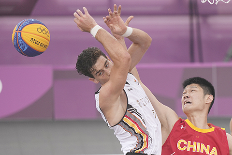 ◎ 中國三人男籃胡金秋「火鍋」贈比利時隊,最終奏凱。(美聯社)