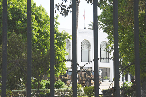 ◎ 突尼斯總統賽義德七月二十五日宣佈,根據憲法相關條款,他決定解除總理邁希希的職務,並暫停議會活動。圖為二十六日,突尼斯首都突尼斯市的議會大樓被封鎖。(新華社)