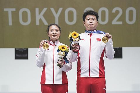◎ 中國老將龐偉(右)和新秀姜冉馨勇奪十米氣手槍混合團體奧運金牌。(美聯社)